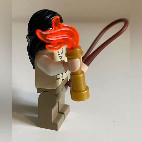 Lego Marion Ravenwood 7625 Tan Outfit Indiana Jones Minifigure With Flame/ Whip - Picture 6 of 6